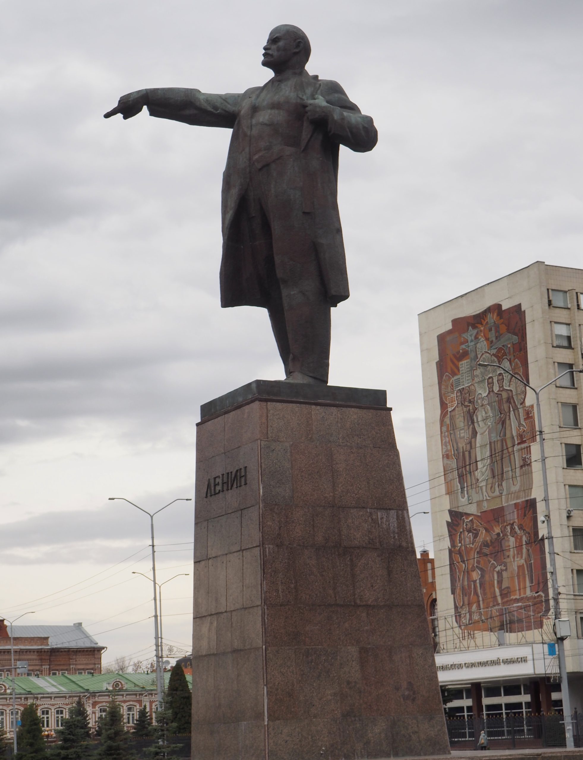 Саратов, на Театральной площади - Ленин
